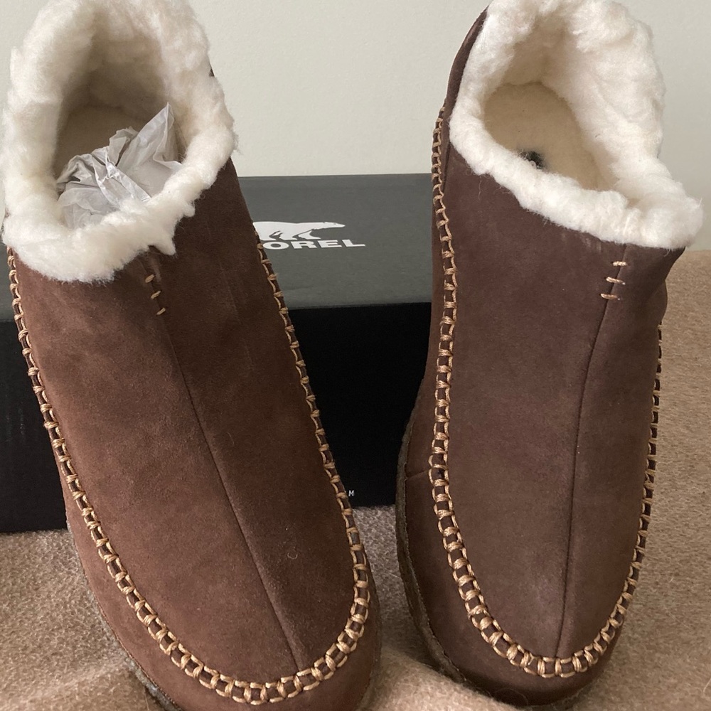 Sorel Mens Manawan II slip-ons. Color is Tobacco.  Size is 11. New, with box.